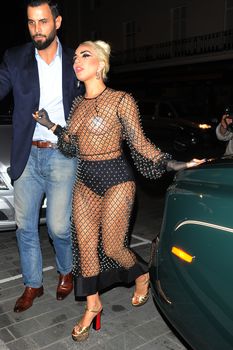 Леди Гага в откровенном наряде в Лондоне фото #10