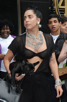 Леди Гага в прозрачном лифчике в Нью-Йорке фото #1