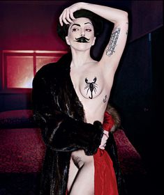 Между ног у Леди Гаги волосатая киска