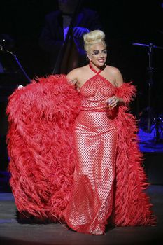 Леди Гага светанула сосками в Ванкувере фото #2