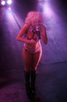 Леди Гага показала голую грудь на сцене