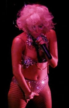 Леди Гага показала голую грудь на сцене