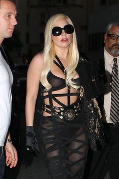 Пикантный засвет груди Леди Гаги фото #4