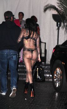 Леди Гага в нижнем белье возле отеля фото #4