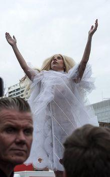 Леди Гаги в просвечивающем платье в Берлине фото #1