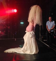 Голая задница Леди Гаги на сцене клуба фото #1