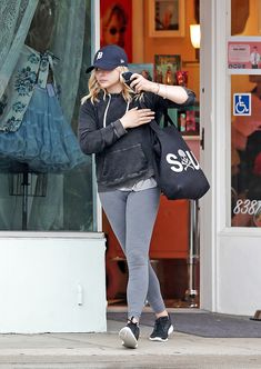 Пися Хлои Морец в обтягивающий лосинах в Западном Голливуде