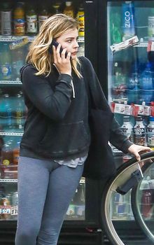 Пися Хлои Морец в обтягивающий лосинах в Западном Голливуде