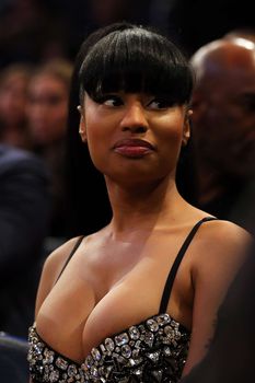 У Ники Минаж вываливается грудь на баскетболе фото #1