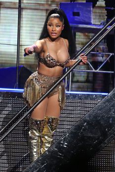 Немного вылез сосок Ники Минаж во время выступления фото #4