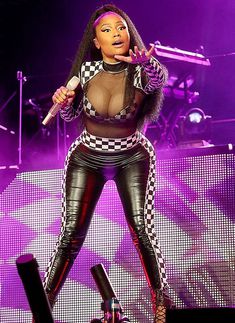 Открытое декольте Ники Минаж на сцене Circuit of the Americas фото #2