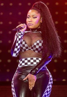 Открытое декольте Ники Минаж на сцене Circuit of the Americas фото #4