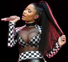 Открытое декольте Ники Минаж на сцене Circuit of the Americas фото #5