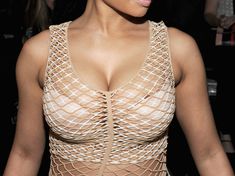 Ники Минаж засветила сосок на показе мод фото #2