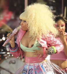 Голый засвет Ники Минаж на «Доброе утро, Америка» фото #4