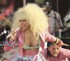 Голый засвет Ники Минаж на «Доброе утро, Америка» фото #6