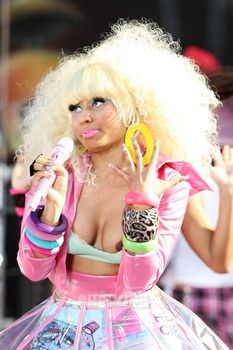 Голый засвет Ники Минаж на «Доброе утро, Америка» фото #8