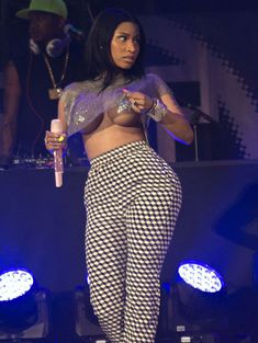 Ники Минаж засветила грудь на сцене фото #5