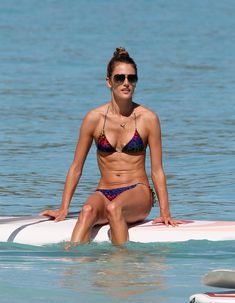 Спортивное тело Алессандры Амбросио в бикини фото #1