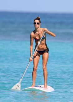 Спортивное тело Алессандры Амбросио в бикини фото #6