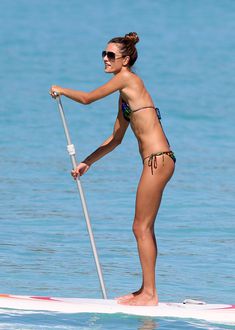 Спортивное тело Алессандры Амбросио в бикини фото #7