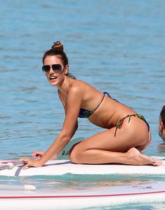 Спортивное тело Алессандры Амбросио в бикини фото #12