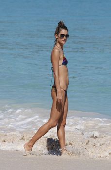 Спортивное тело Алессандры Амбросио в бикини фото #16