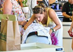 Алессандра Амбросио засветила грудь на шопинге фото #1