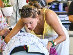 Алессандра Амбросио засветила грудь на шопинге фото #2