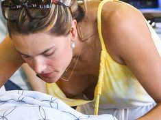 Алессандра Амбросио засветила грудь на шопинге фото #3