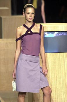 Алессандра Амбросио светит грудью на показе Lorenzo Merlino фото #2