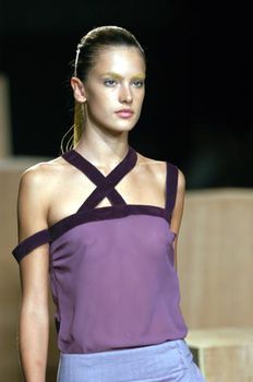 Алессандра Амбросио светит грудью на показе Lorenzo Merlino фото #3