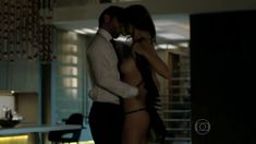 Алессандра Амбросио показала грудь в сериале «Тайные истины» фото #1