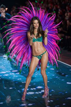 Секси Алессандра Амбросио на показе Victoria's Secret