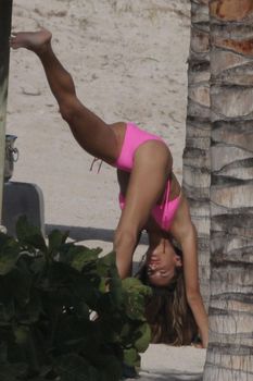 Писька Алессандры Амбросио в обтягивающих трусиках фото #5