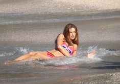 Сексапильная Адриана Лима в разноцветном бикини на съемках фото #4