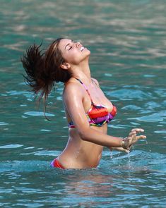 Сексапильная Адриана Лима в разноцветном бикини на съемках фото #7