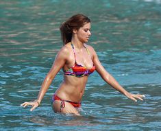 Сексапильная Адриана Лима в разноцветном бикини на съемках фото #8