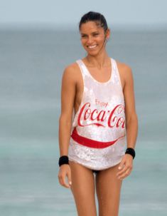 Адриана Лима в мокрой майке на съемках в Канкуне фото #5