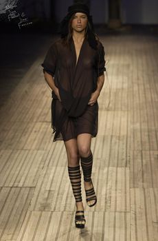 Сексуальная Адриана Лима в прозрачном платье на подиуме фото #3