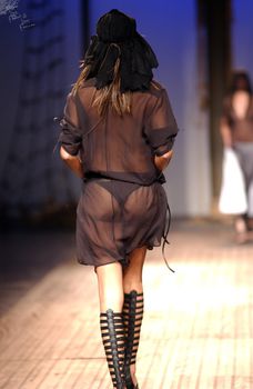 Сексуальная Адриана Лима в прозрачном платье на подиуме фото #4