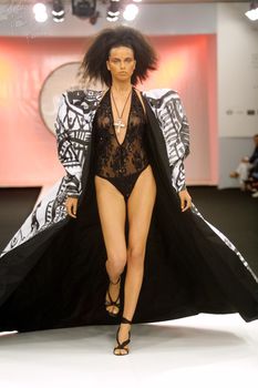 Засвет Адрианы Лимы на подиуме для Fashion Rio фото #2