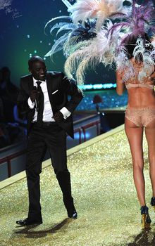 Сочная попка Адрианы Лимы на показе Victoria's Secret фото #4