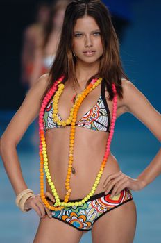 Соблазнительная Адриана Лима на показе купальников Movimento фото #6