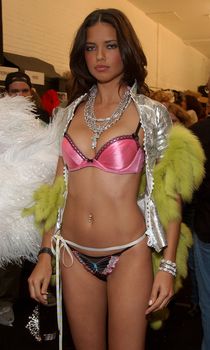 Писька Адрианы Лимы в прозрачных трусиках