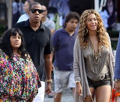 Бейонсе без лифчика на улице фото #3