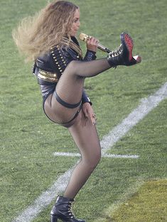 Бейонсе задрала ногу на стадионе фото #1