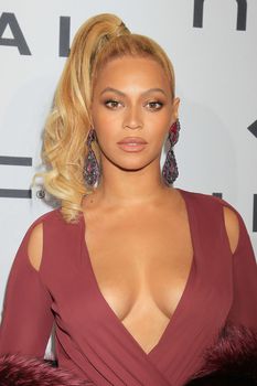 Открытое декольте Бейонсе на TIDAL X 10/20 фото #4