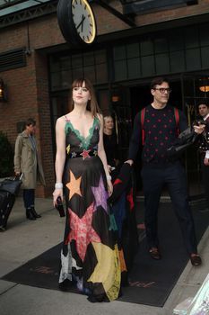 Засвет Дакоты Джонсон на бале Costume Institute Gala фото #3