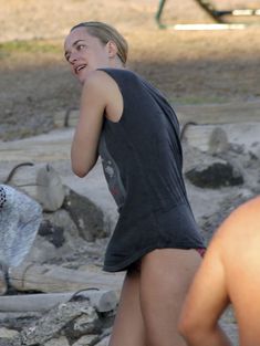 Секси Дакота Джонсон топлесс на пляже в Пантеллерии